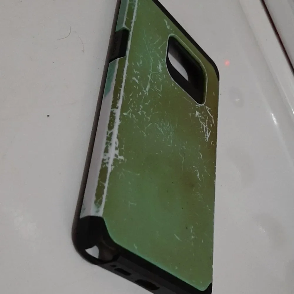 3/10$ Otterbox iPhone case
